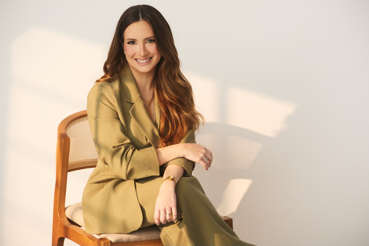 Dra. Bruna Portela sentada, sorrindo